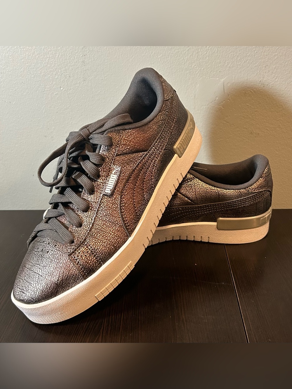 Puma women’s Jada metallic crush sneakers size 10